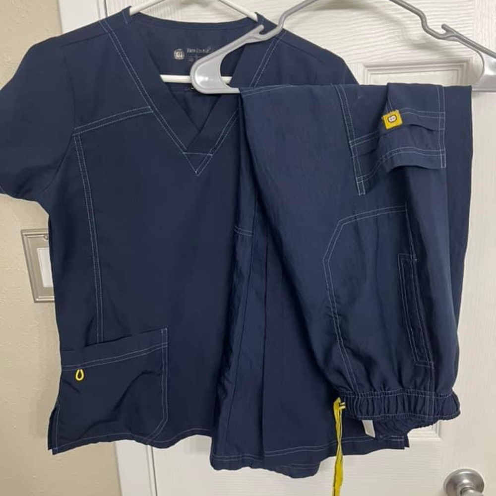 Wonderwink navy scrubs. XS top. ST bottom.